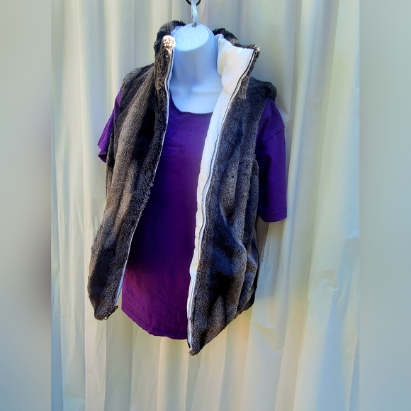ReversibleThick and Cozy Ladies Puffer / Faux Fur Vest - Picture 10 of 10